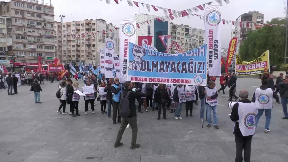 İzmir’de İşçi ve Emekliler Protesto Düzenledi